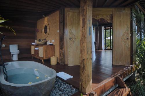 Habitación con baño con bañera grande. en Wasita Eco Villa Ubud, en Ubud