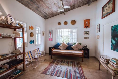 een woonkamer met een bank en een raam bij Maruja in Ilhabela