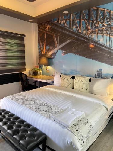 Italy Condotel Darasa في Tanauan: غرفة نوم بسرير كبير مع نافذة جسر