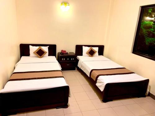 a room with two beds in a room at Tran Ly Hotel in Hue