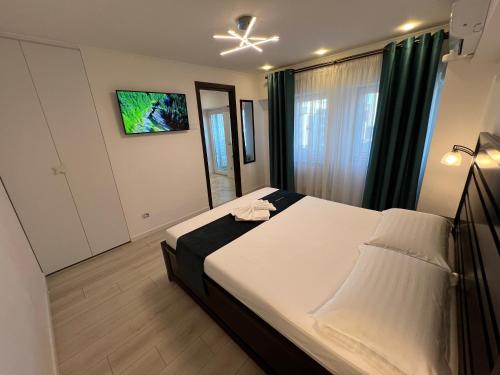 1 dormitorio con 1 cama y ventilador de techo en Garsoniera SARA, en Târgu Jiu