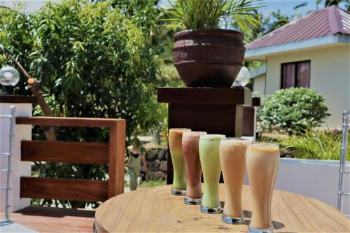 un grupo de vasos de cerveza sobre una mesa en Southdrive Beach Resort en Bulalakao