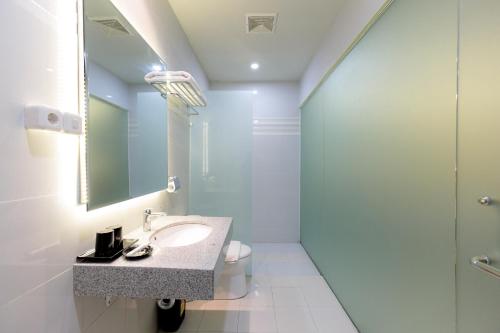 W łazience znajduje się umywalka i prysznic. w obiekcie Sans Hotel 88 Andalan Surabaya by RedDoorz w mieście Surabaja