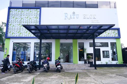 a group of motorcycles parked in front of a store at Urbanview Hotel Ratu Elok Syariah Banjarbaru by RedDoorz in Martapura
