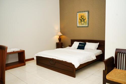 Urbanview Hotel Ratu Elok Syariah Banjarbaru by RedDoorz 객실 침대