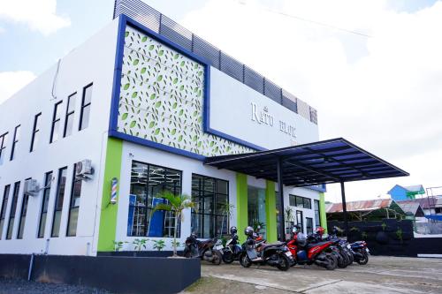 a group of motorcycles parked in front of a building at Urbanview Hotel Ratu Elok Syariah Banjarbaru by RedDoorz in Martapura