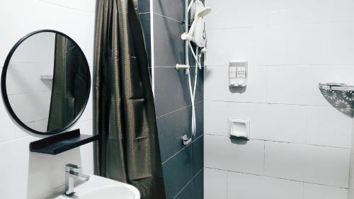 イポーにあるIpoh City Centre Majestic 2 Room Condo near Gerbang Malam by City Home Empireの鏡と洗面台のあるバスルーム