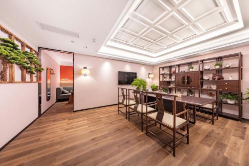 - une salle à manger avec une table et des chaises dans l'établissement Yunju Hotel Beijing Yonghe Palace Guijie Siheyuan, à Pékin