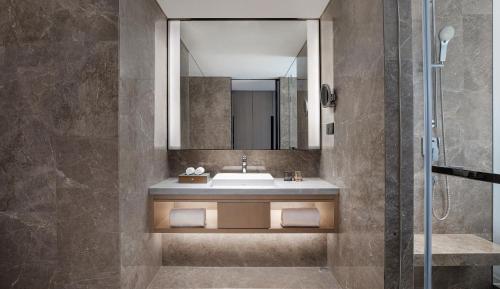 Courtyard by Marriott Nanjing Jiangningにあるバスルーム