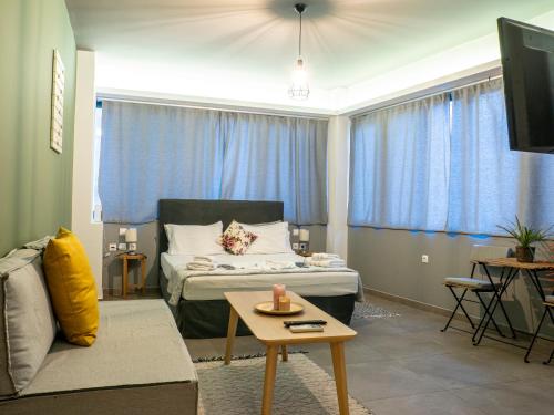 アテネにあるATG Luxury apartment Acropolisのベッドとテーブルのあるリビングルーム