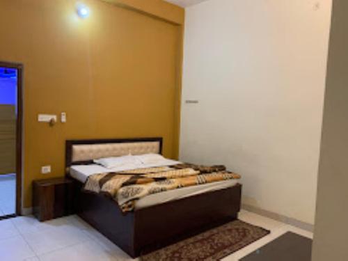 a bedroom with a bed in a room at HOTEL KALASH GUEST HOUSE AND RESTAURANT Kushinagar in Kushinagar