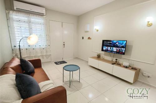 sala de estar con sofá y TV de pantalla plana en Cozy~French Style@Game, Neflix, Water Dispenser, en Keluang