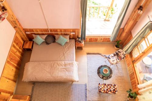 an overhead view of a bedroom in a tiny house at Boho Grove Cafe & Stay, Tirthan Valley in Banjār