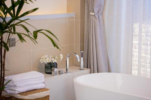 Ένα μπάνιο στο Lijiang Flowers Valley Inn