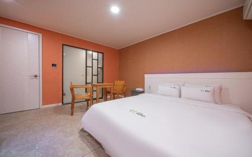 Postel nebo postele na pokoji v ubytování CC Hotel