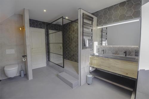 W łazience znajduje się prysznic, umywalka i toaleta. w obiekcie Vacance au Bonhomme w mieście Le Bonhomme