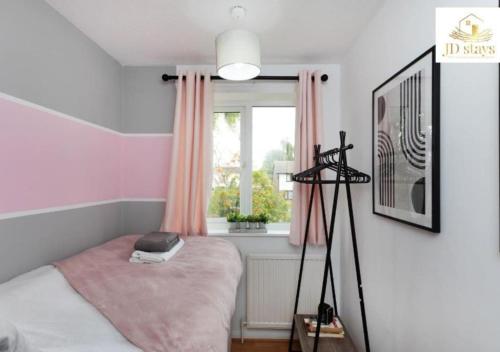 1 dormitorio con 1 cama con ordenador portátil en 3 Bedroom Apartment, family & business - Big special offer for long stays en Lincolnshire