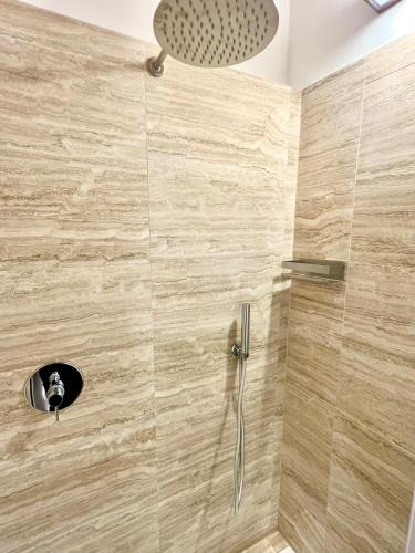 Ένα μπάνιο στο Regis Condo