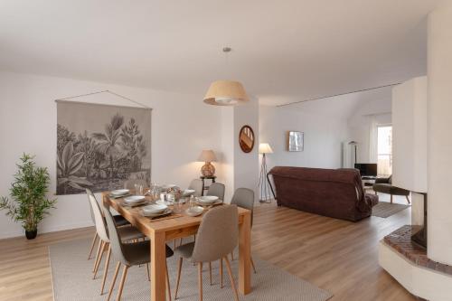 une salle à manger et un salon avec une table et des chaises dans l'établissement Amatasi - Appt Duplex vue mer, à Saint-Malo