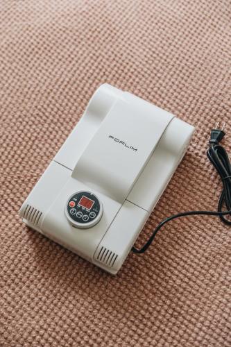 a nintendo wii game console with a cord plugged into it at 雪场缆车站旁 Hotel Justice-Ski IN Ski OUT-独立卫浴 in Seki