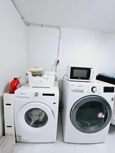 eine Waschmaschine und eine Waschmaschine im Zimmer in der Unterkunft K Highstel in Seoul