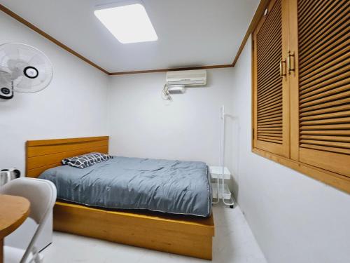 Tempat tidur dalam kamar di K Highstel