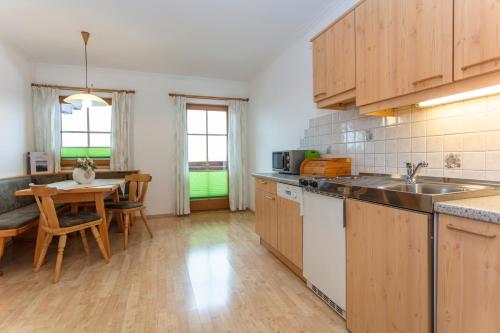 Una cocina o zona de cocina en Tischlerwirt