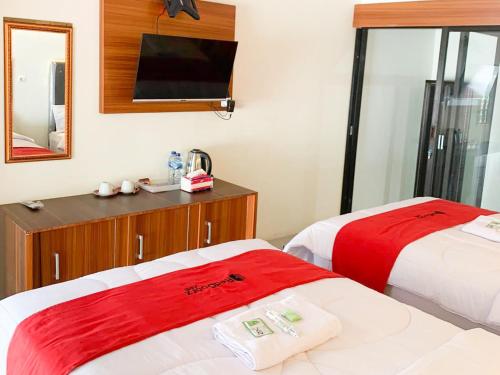 Postel nebo postele na pokoji v ubytování RedDoorz near Museum Gunung Merapi