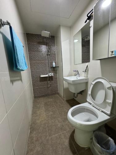 a bathroom with a toilet and a sink and a shower at Sea View Doubleroom in Incheon