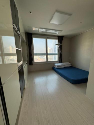 a large room with a bed and a large window at Sea View Doubleroom in Incheon