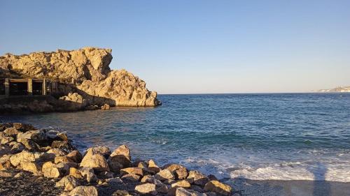 莫特里爾的住宿－SUEÑOS DEL MAR，靠近水面的海滩上的一群岩石