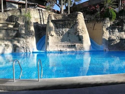 un tobogán de agua en una piscina en un parque temático en Casa Patricia Hotel & Resort, en Candelaria