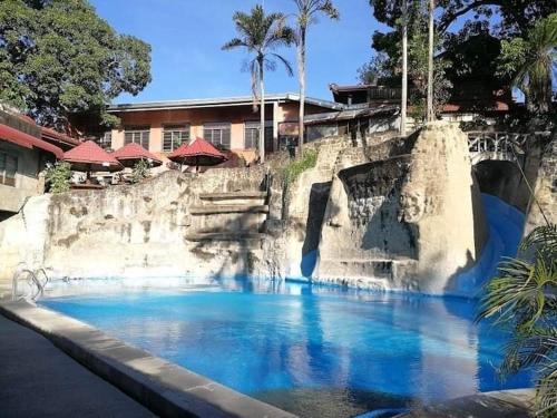 una piscina de agua azul en un complejo en Casa Patricia Hotel & Resort, en Candelaria