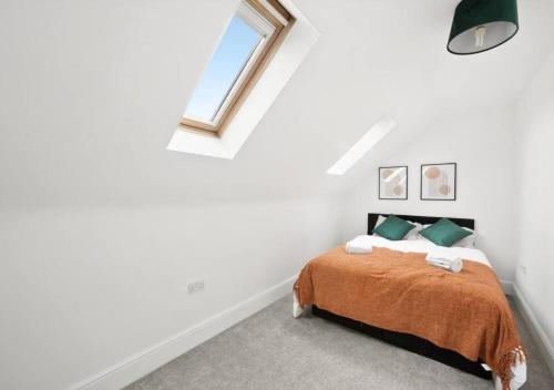 - une chambre avec un lit et une fenêtre dans l'établissement 4 Bedroom Apartment with non-smoking room, great location, free Wi-Fi & Parking - Big monthly price reduction, à Lincolnshire