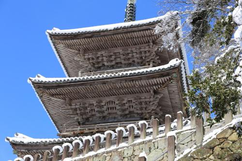 a roof on the side of a building at Ryokan Koyokan in Yasugi