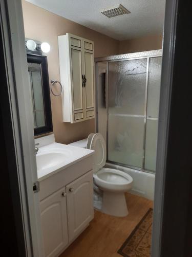 La salle de bains est pourvue d'un lavabo, de toilettes et d'une douche. dans l'établissement 4080 Lake Bayshore Drive, à Bradenton