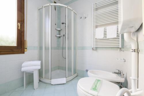Hotel Villa Tiziana tesisinde bir banyo