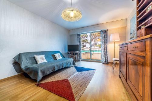 een woonkamer met een bank en een tafel bij L'authentique d'Albertine proche Disneyland in Thorigny-sur-Marne
