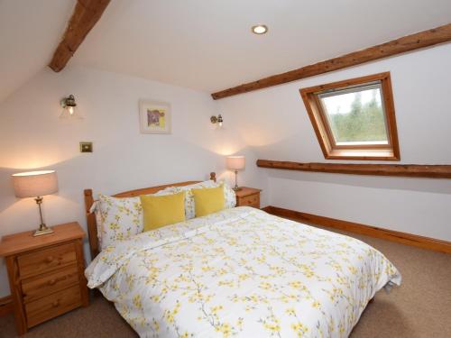 a bedroom with a bed and a window at 2 Bed in Merstone IC141 