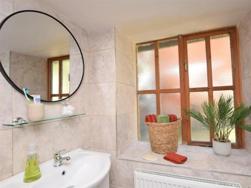 uma casa de banho com um lavatório e um espelho em 2 Bed in Merstone IC141 