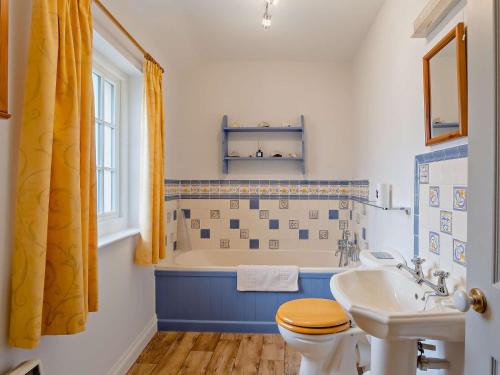 y baño con bañera, aseo y lavamanos. en 3 Bed in Niton Undercliff IC125, en Niton