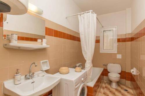 y baño con lavabo y aseo. en Orfeas House Corfu, en Corfú