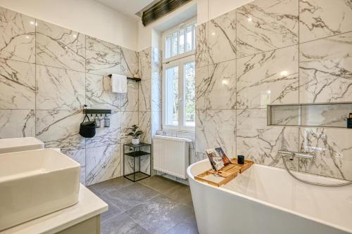łazienka z wanną i umywalką w obiekcie Villa Botaniq w mieście Sopron