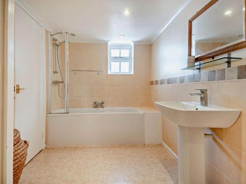 a bathroom with a sink and a bath tub at 3 Bed in Cley-next-the-Sea KT036 in Cley next the Sea