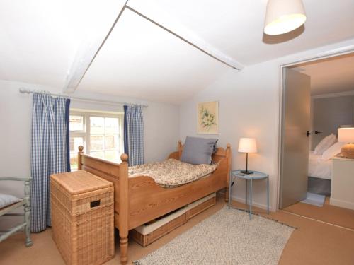 um quarto com uma cama e um espelho em 3 Bed in Kettlestone KT037 em Little Snoring
