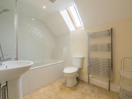 y baño con aseo, lavabo y ducha. en 2 Bed in Pensthorpe KT002 en Kettlestone