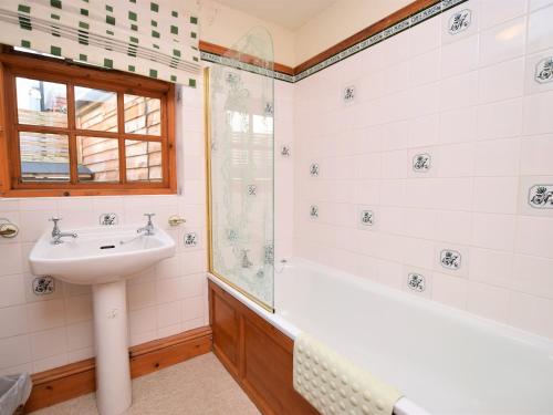 a bathroom with a sink and a shower and a tub at 2 Bed in South Creake KT117 in North Creake