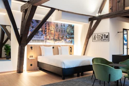 Schlafzimmer mit einem Bett, einem Tisch und Stühlen in der Unterkunft Comic Art Hotel in Gent