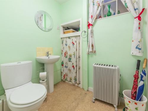 y baño con aseo y lavamanos. en 2 Bed in Little Walsingham KT158 en Little Walsingham