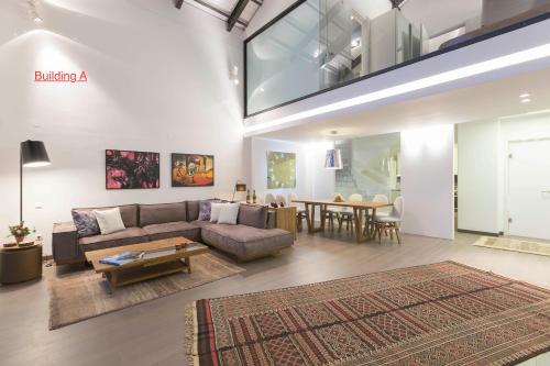 ein Wohnzimmer mit Couch und Tisch in der Unterkunft One And Only Villas in Palaios Agios Athanasios